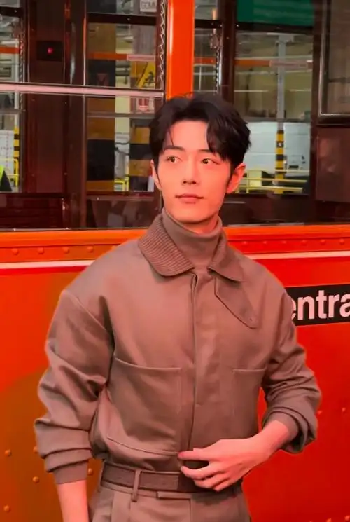 肖战和tods总裁拥抱#原来内场也比赞9199了耶,生频好帅好香!