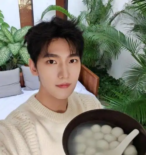 杨洋最新状态曝光,暴瘦10斤瘦成纸片人,这是怎么了?