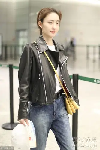 昨天(4月14日),王丽坤从上海飞往北京现身机场