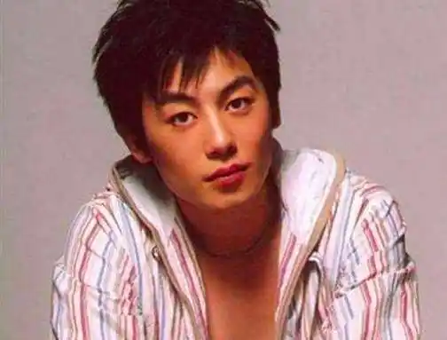 朱亚文:大学毕业后因事业和初恋分手,29岁娶沈佳妮,至今零绯闻