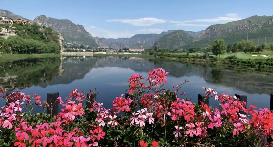 图为北京房山区一渡风景区,在节假日不少游客畅游青山绿水之间,享受