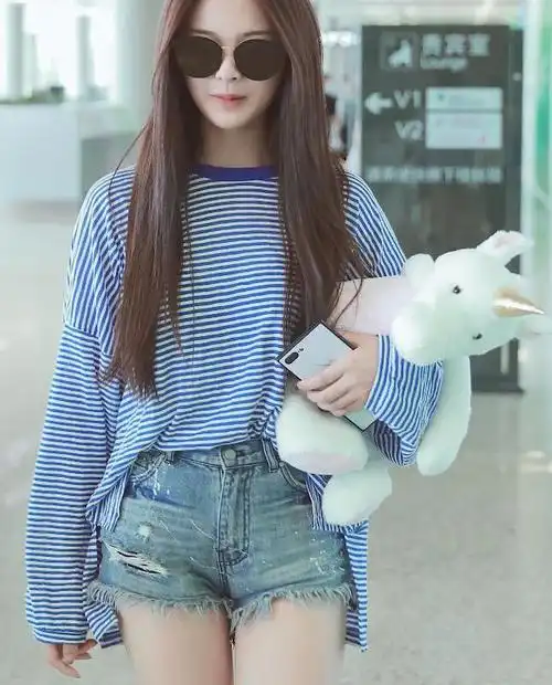 没有什么是一条牛仔裤解决不了的,杨超越的红火秘籍全藏里头!