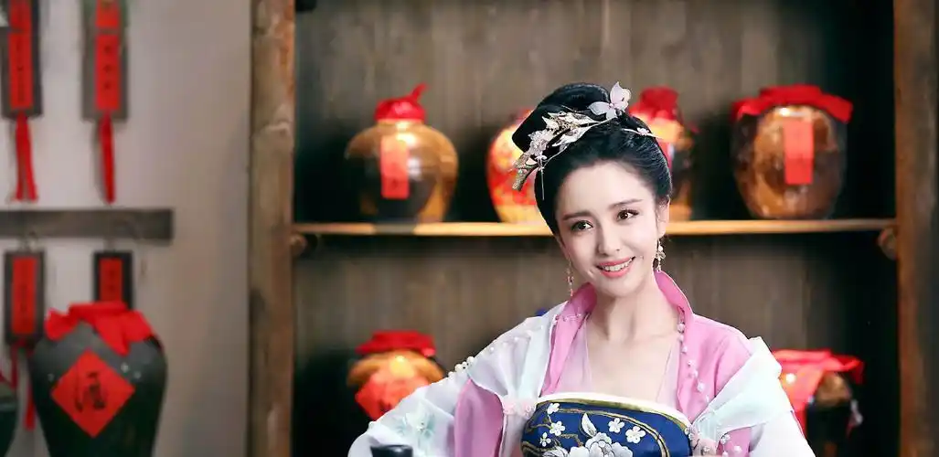 佟丽娅新古装造型粉蓝罗裳尽显娇俏一颦一笑间动人心魄