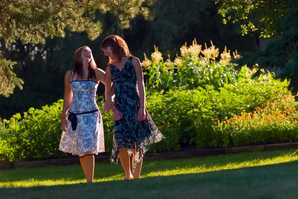 在公园里散步的年轻女性