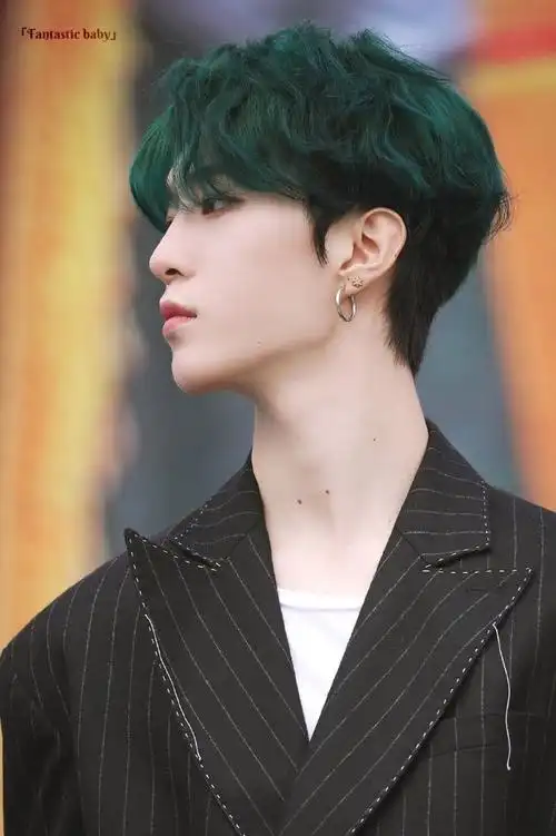 范丞丞晒白发自拍