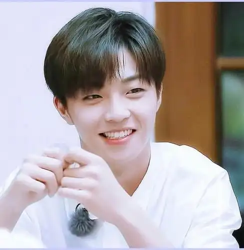 2000年出生的陈立农,这个19岁的少年,在《偶像练习