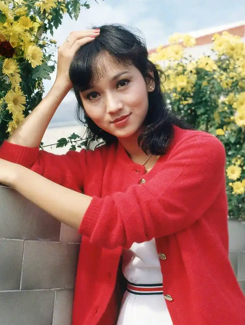年轻时的赵雅芝究竟有多美,看完你就明白了,曾一人分饰三个角色