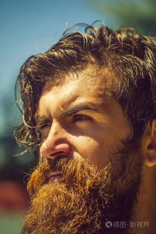 残酷的大胡子的男人