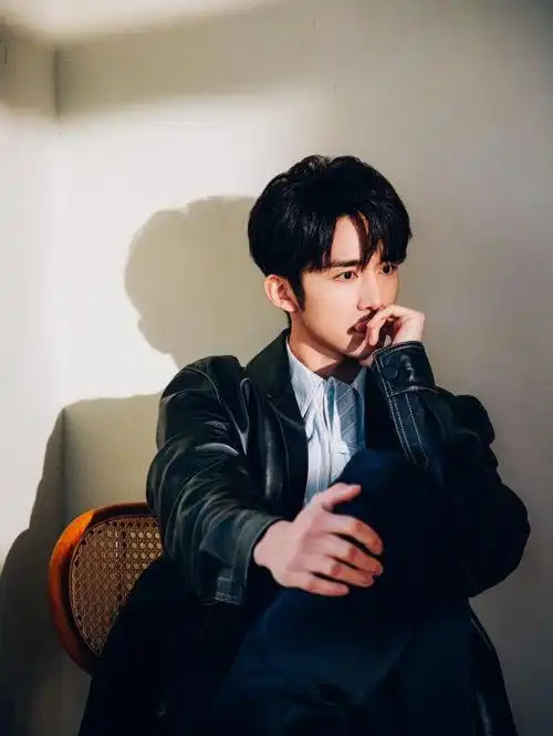 张新成 周洛剧照 真的很喜欢张新成的这个角色,"爱,永不落幕"真的很