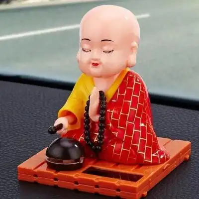 新品太阳能汽车摆件小和尚敲木鱼念经摇头创意装饰用品