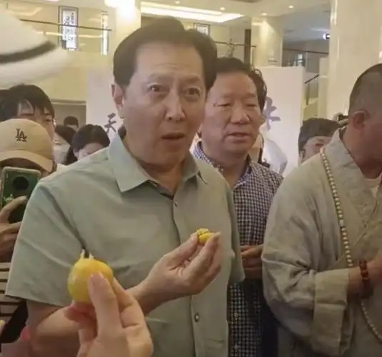 71岁唐国强近况曝光,现身甘肃当众摆谱耍大牌,网友:晚节不保