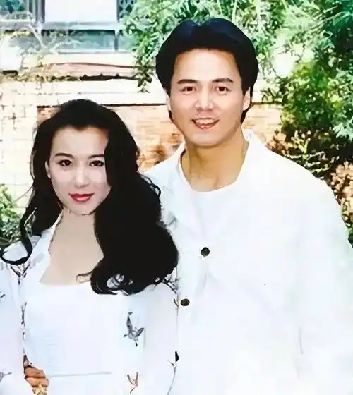 比如,在《一帘幽梦》剧组,萧蔷和剧中饰演竹马角色楚濂的林瑞阳就产生