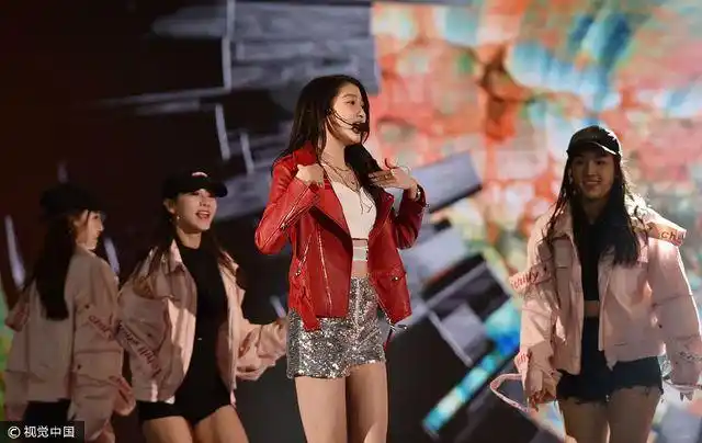 全才玛丽苏!关晓彤大跳热舞秀逆天长腿 银色短裙配红皮衣又酷又美