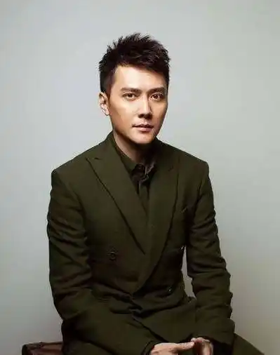 原创原创42岁冯绍峰近照显疲倦被拍到在片场擦眼泪独自坐在角落抽烟