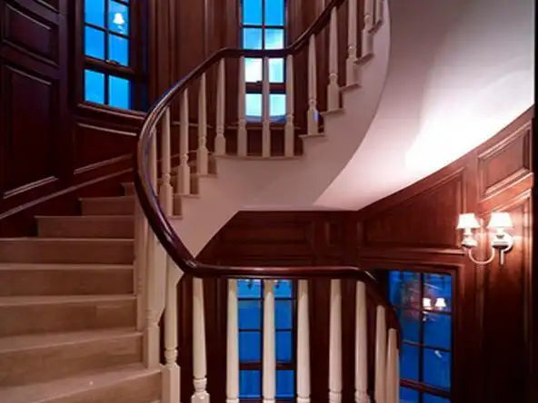 楼梯旋转,白色的大理石踏步与白色木柱扶手.