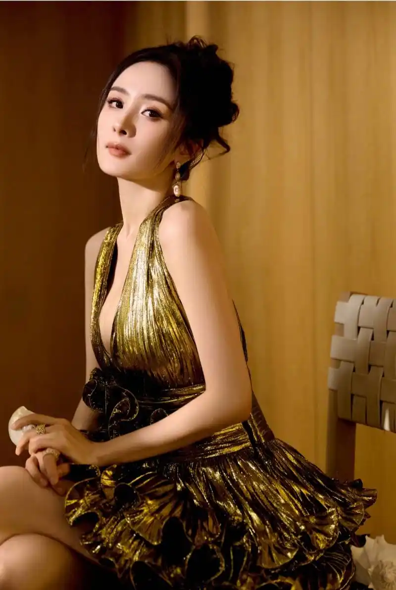 杨幂最新出席活动美照,一袭金色深v长裙展现傲人身材曲线,前凸后翘