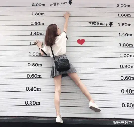 当冯提莫脱下了驴蹄鞋,换上平底鞋那刻,网友:确定是1米58?