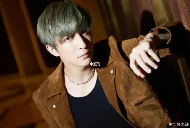 棕色的薛之谦_薛之谦_壁纸_薛之谦壁纸_素材_壁纸