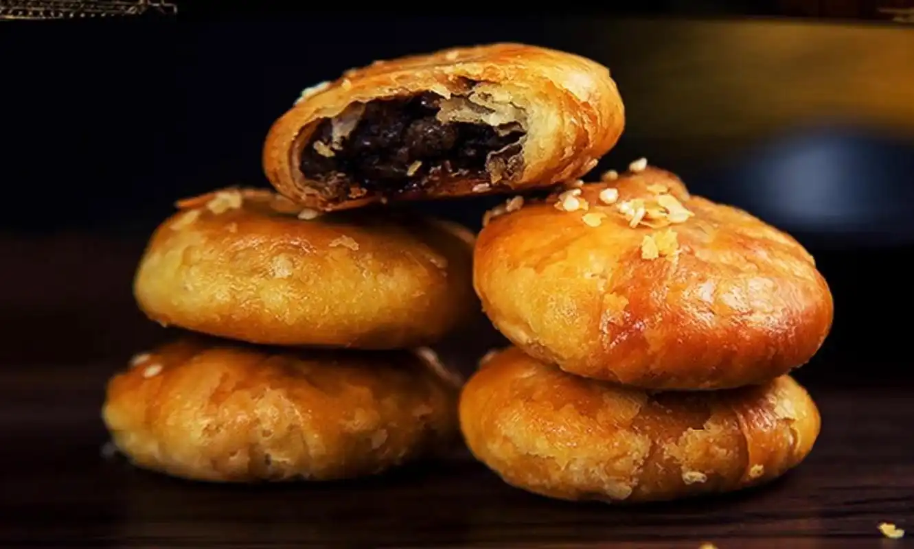 曹当家黄山烧饼安徽特产正宗梅干菜扣肉酥饼,现烤香脆,以其金黄酥脆的