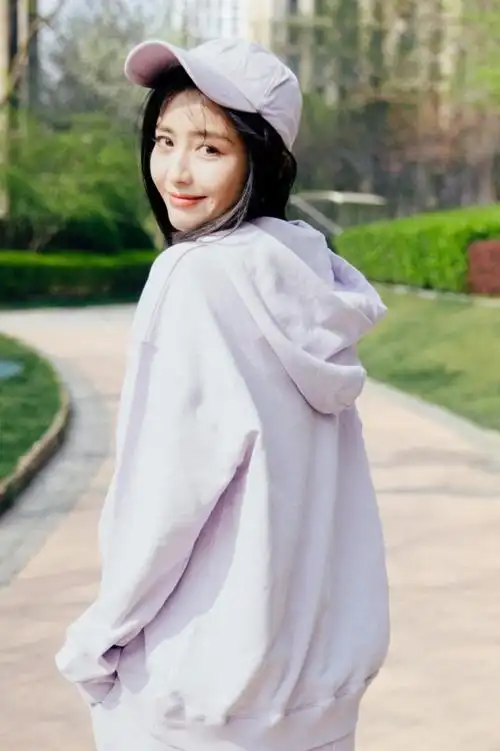 38岁佟丽娅罕见晒近照身材纤细皮肤白嫩似少女