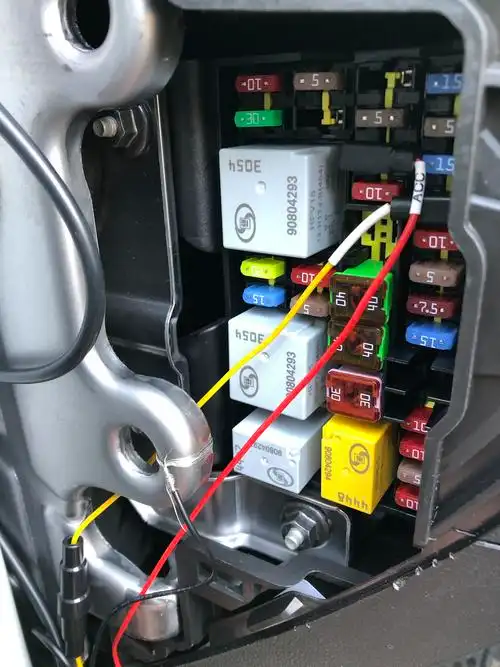 你好我的车驾驶室保险盒有俩个acc唤醒供电保险丝这俩个保险丝是带动