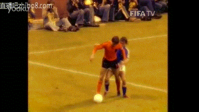 【足球gif】单车,马赛回旋,油炸丸子,突然转身,脚后跟磕球.