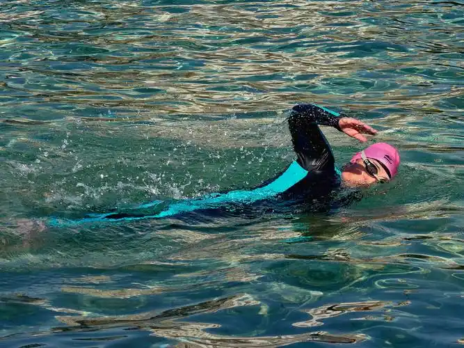 碧波女杰——冬泳队里巾帼不让须眉