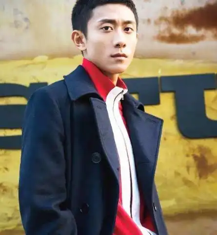 留寸头的张一山看起来更加成熟帅气.