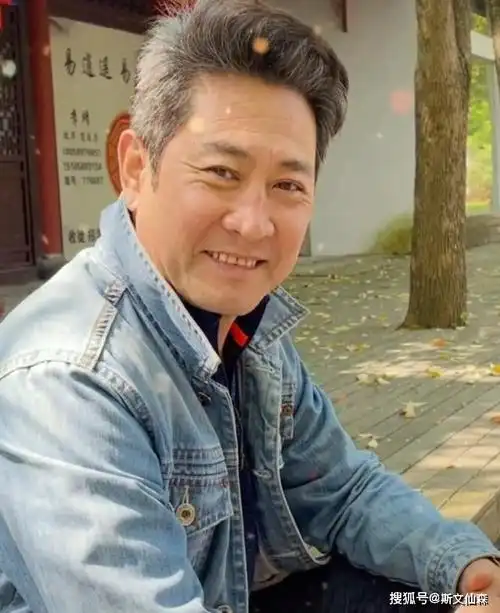 "王胡子"王岗近况,独自坐路边,一头白发皱纹丛生密成沟壑