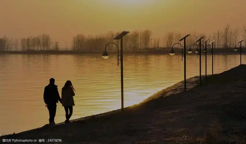 湖边牵手散步的恋人
