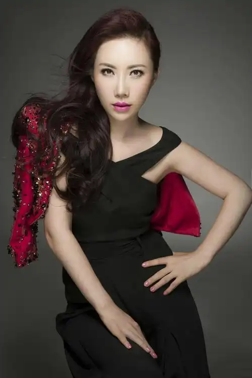 民歌手丁晓红性感妩媚万种时尚写真诱惑