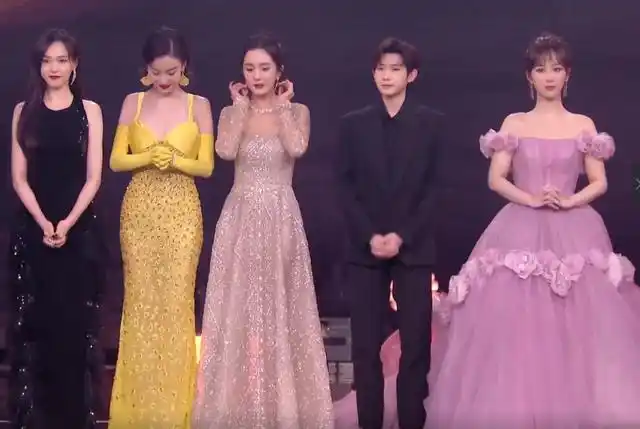 微博之夜杨幂杨紫王源同框太亮眼!小哥哥站姐姐中间太拘谨!