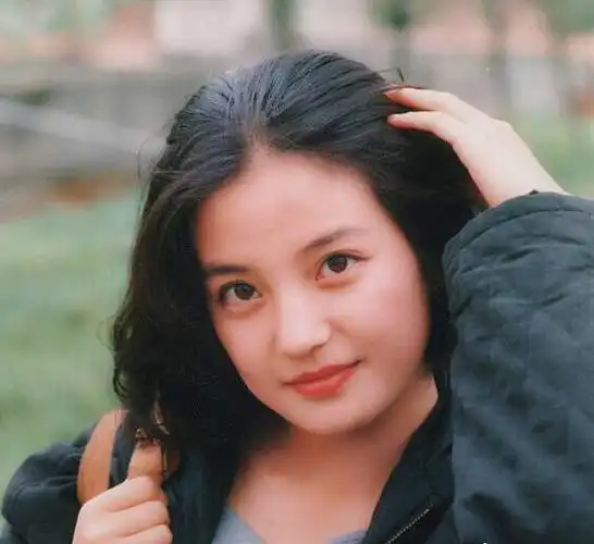 赵薇罕见旧照曝光圆润脸蛋青涩可爱不愧是公认的北影校花