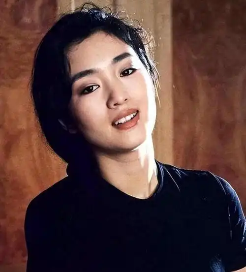 巩俐是娱乐圈中的佼佼者,但她的私人生活却备受钦佩.