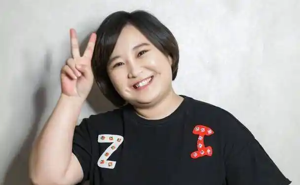 每天放学后的第一件事就是回家看《曲苑杂坛》,她还会模仿电视剧中的