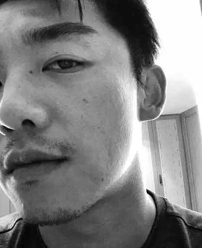 郑凯胡子拉碴一下老10岁网友一句话道出真相了