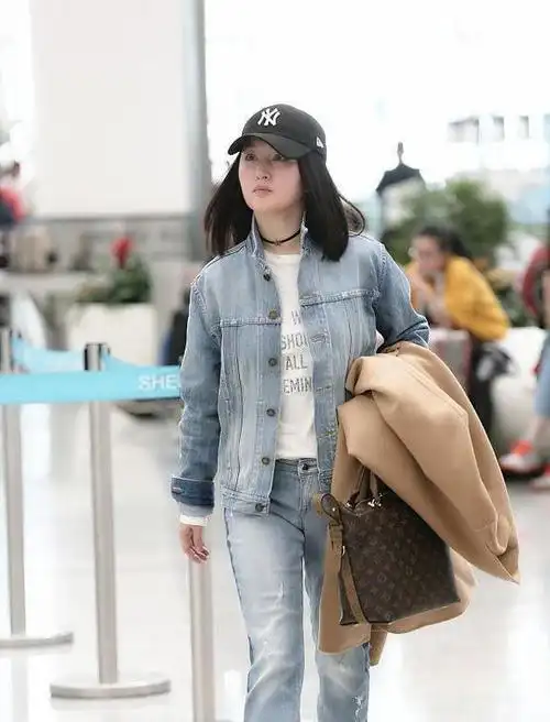 48岁杨钰莹又穿牛仔套装走机场,这回搭超短裤,身材好得更明显了