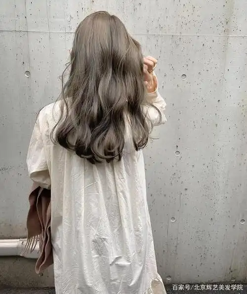 5.渐层乌龙茶亚麻色近来十分流行茶色调发色.