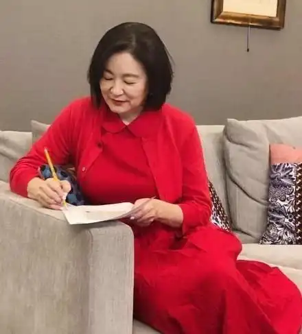 65岁林青霞近照曝光,端庄优雅风采依旧