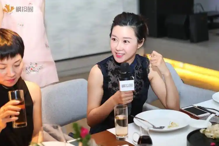 第一财经主持人刘菲(平安上海主持人戴刘菲)