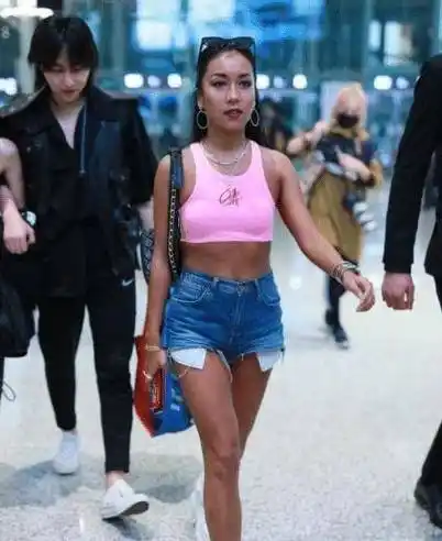 原创原创吉克隽逸自信过头了穿超小号背心秀身材却被腰上的肉肉抢镜了