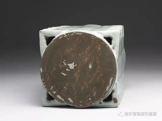 两件南宋官窑琮式瓶欣赏