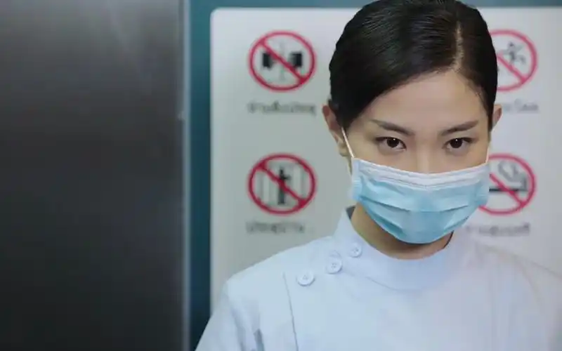 这个蒙面女杀手太可以了就是搞卫生的手套破坏了视觉