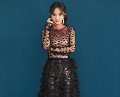 33岁杨幂有多美?当她的"鱼网裙"照流出时,网友:刘恺威后悔不?