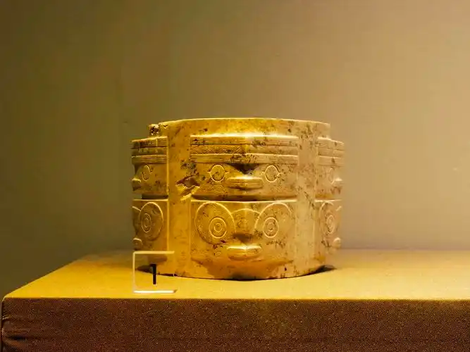 神人兽面纹玉琮