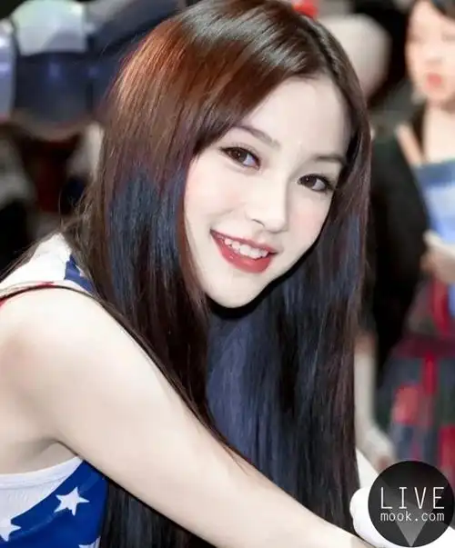 早年的baby因为妆容问题,非常日系,那时候她的妆容发色都更为混血感