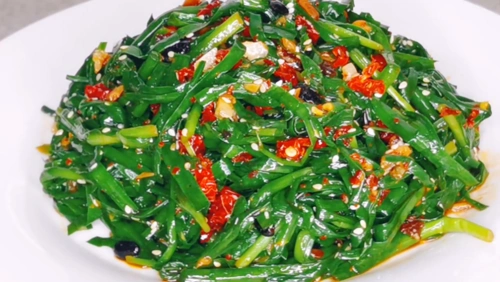 春天要常吃韭菜,别只会烙饼了,教你一个鲜嫩吃法,一大盘不够吃