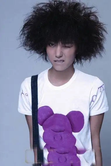 女生新颖潮流爆炸头一起嗨起来 告别低调张扬自我短蓬松造型