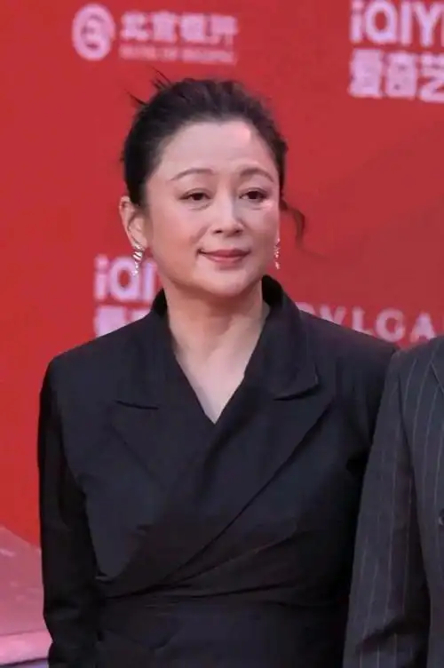 55岁陈红脸部松垮老态明显,越来越像倪萍!