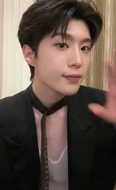 范丞丞给王鹤棣打歌##范丞丞跳了海边探戈手势舞##范丞丞黑丝带造型